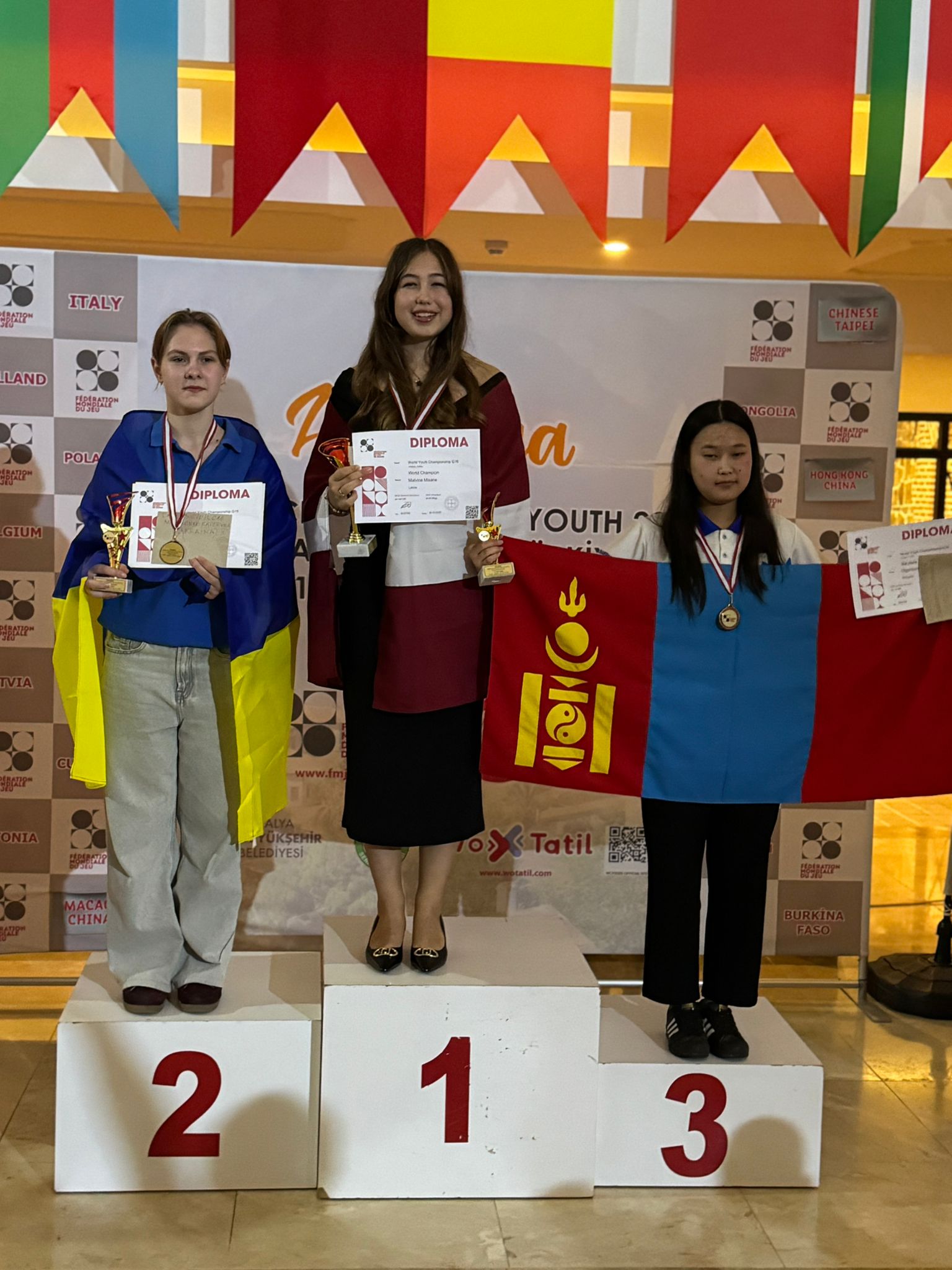 M.Misāne ar iegūtajiem kausiem dambretes čempionātā